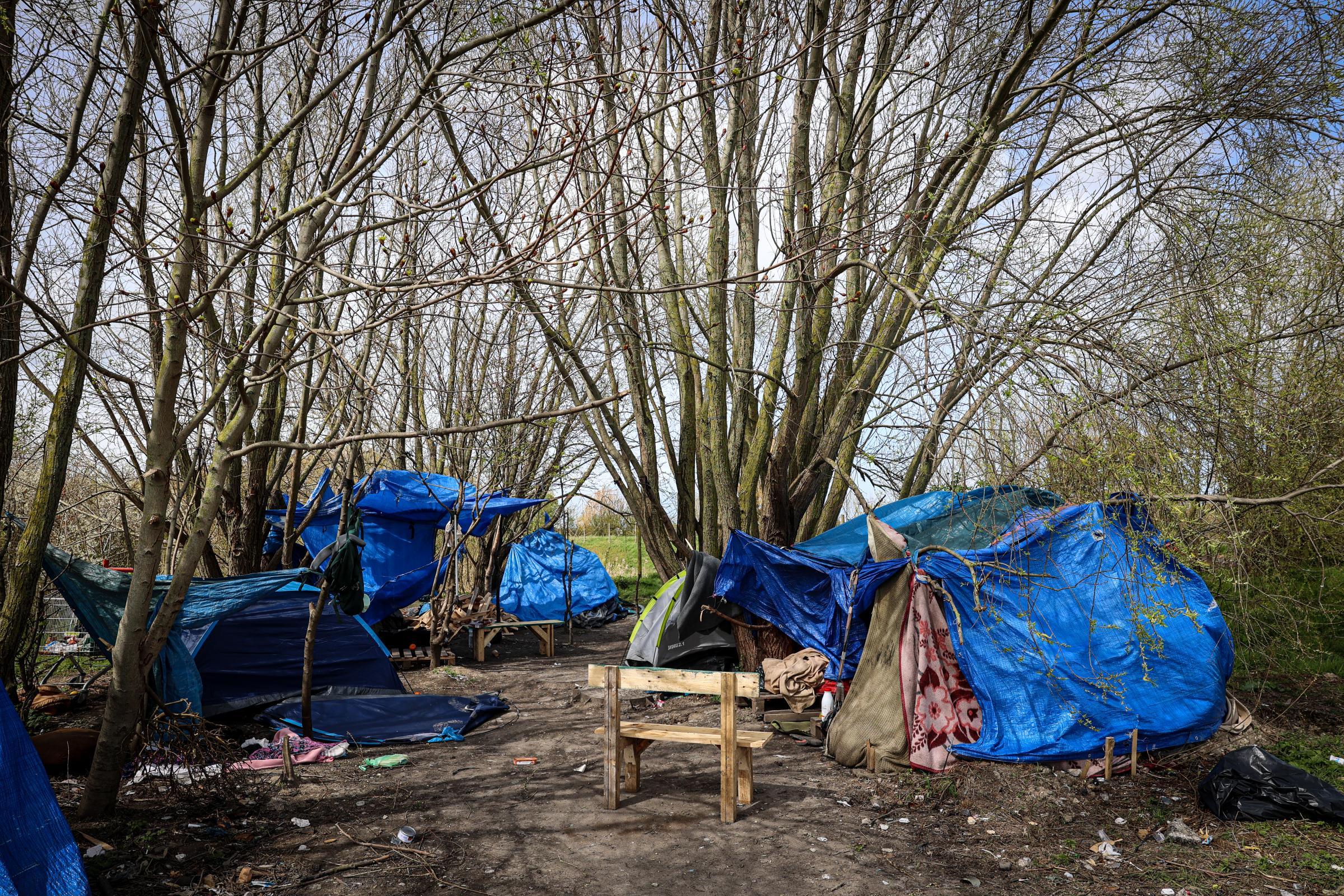 Dix ans après la « Jungle » de Calais, des milliers d’exilés toujours piégés à la frontière franco-britannique