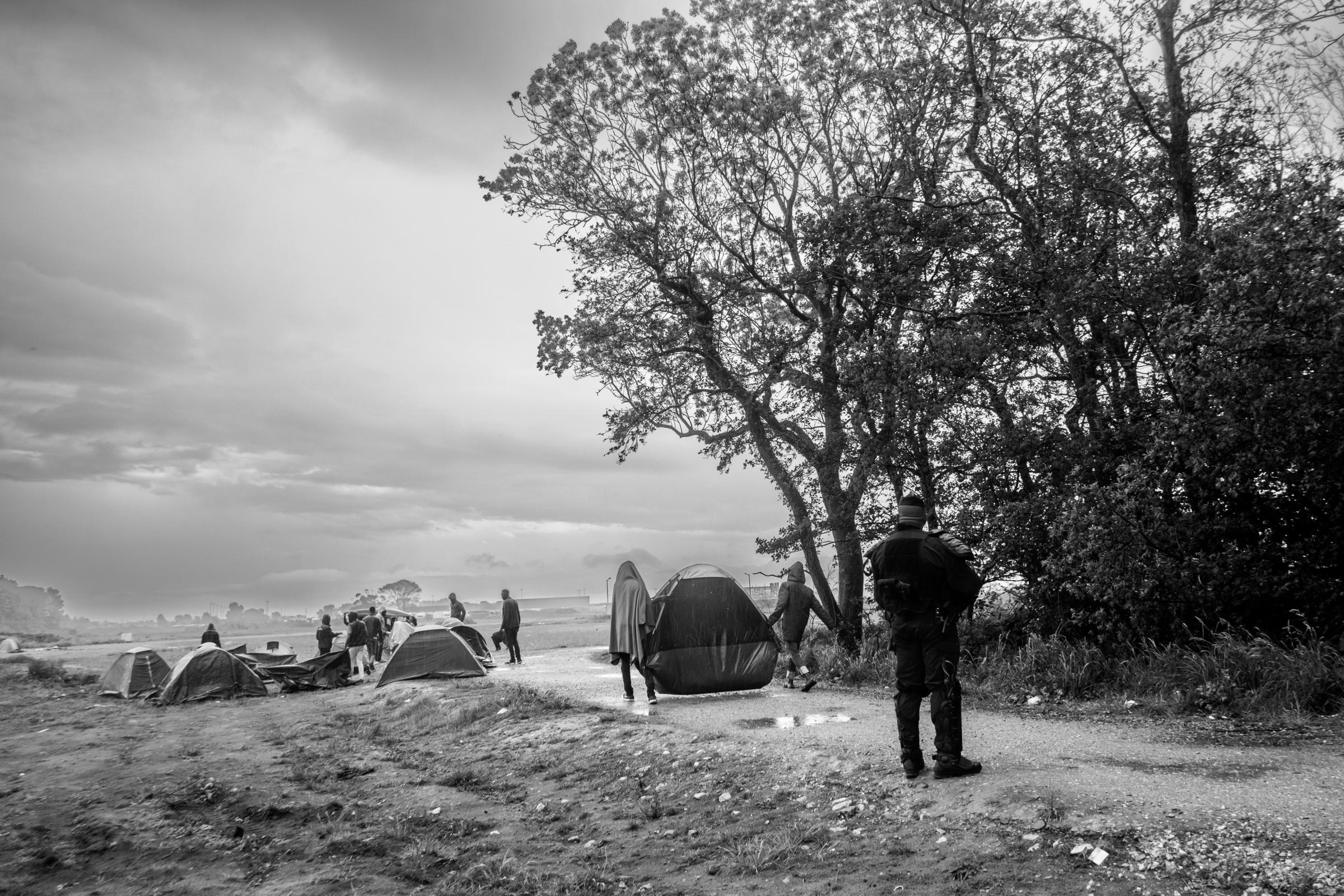 Mai 2022. Les forces de l'ordre françaises démantèlent un campement de fortune à Calais.