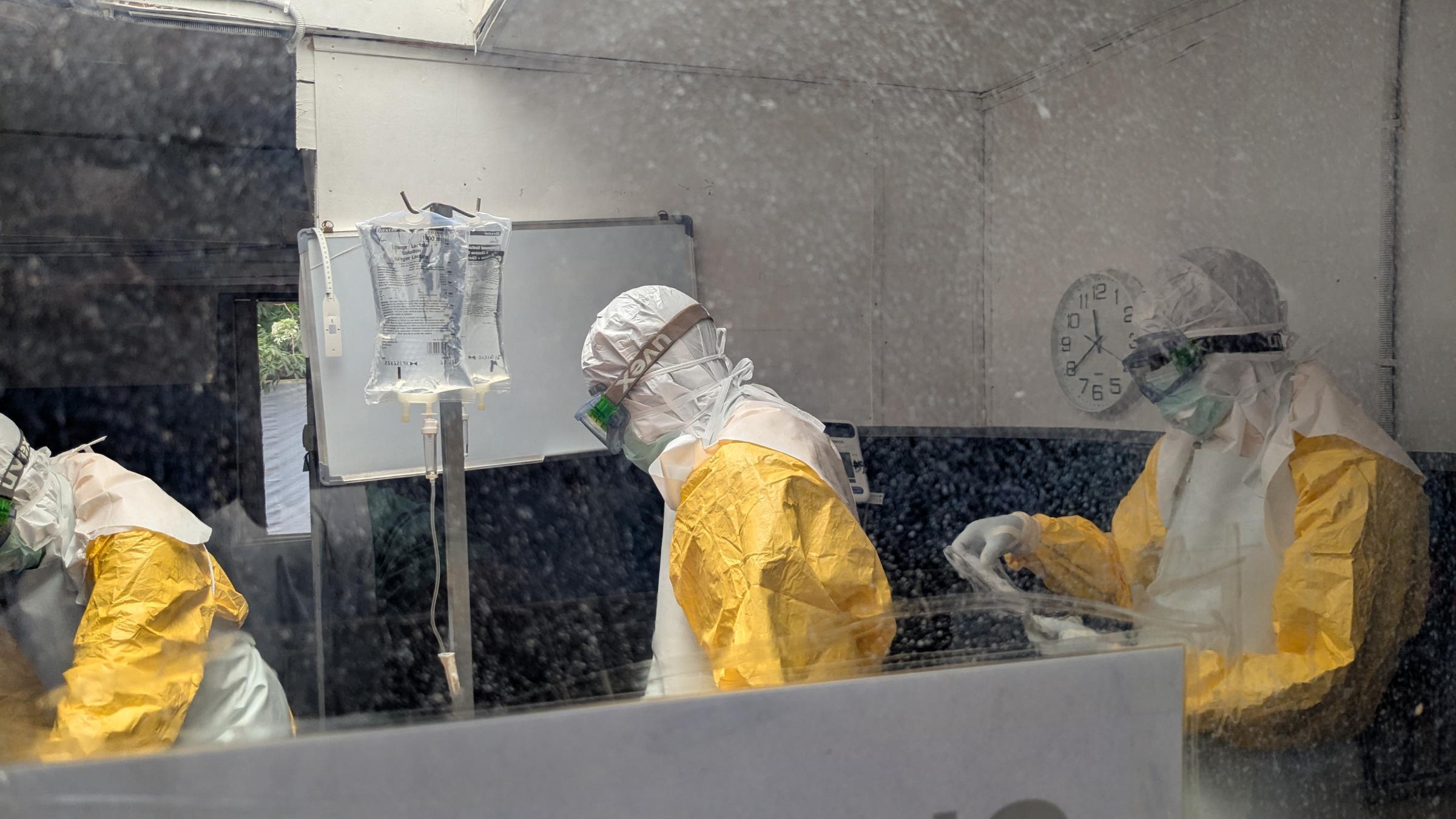 Des membres des équipes MSF en consultation avec un patient qui souffre de maladie Ebola. Centre de traitement Ebola de Kitatumba à Butembo, RDC