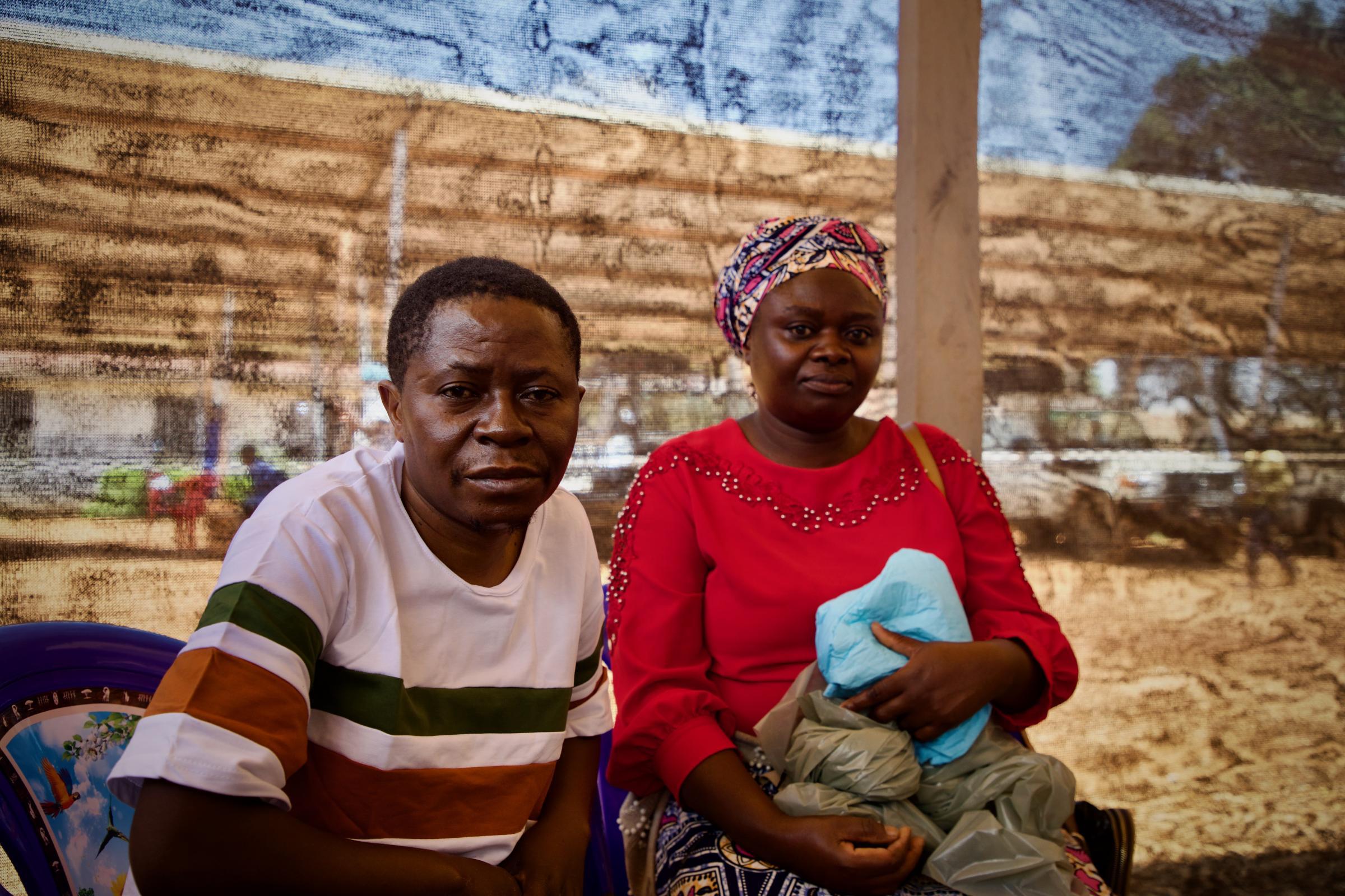 Victoire, rescapé de la maladie Ebola, s'apprête à quitter le centre de traitement Ebola de Kitatumba, où il a passé 23 jours. Il pense avoir contracté le virus en travaillant comme infirmier dans un autre hôpital, après avoir soigné un patient qui a ensuite été déclaré positif à la maladie Ebola.