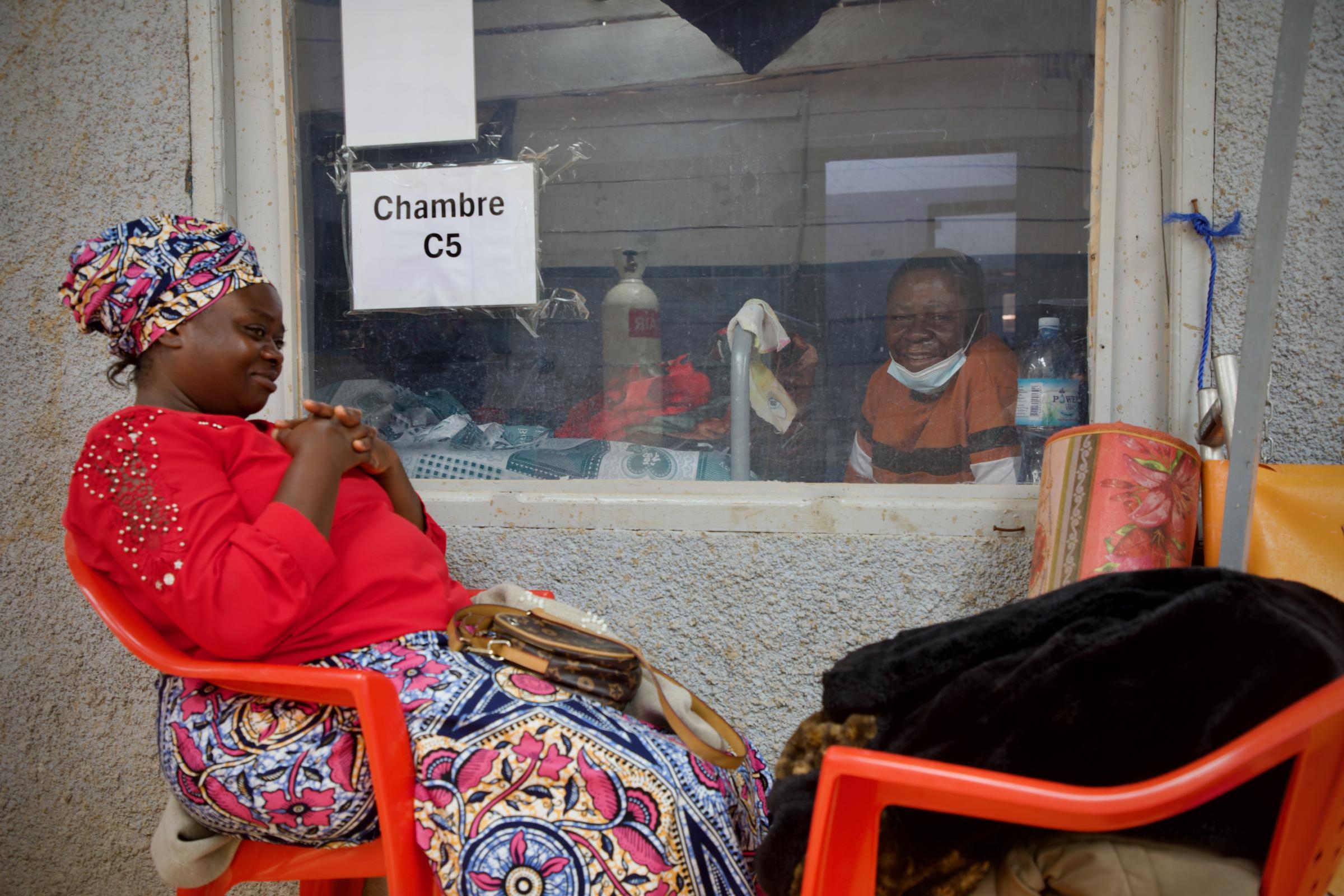 Comme elle le fait chaque jour depuis 13 jours — depuis l'hospitalisation de son mari Victoire —, Kasoki a l'intention de rester à ses côtés de 6h30 à 18h30. Elle observe son mari de l'autre côté de la fenêtre et lui apporte son soutien, car son état de santé montre des signes d'amélioration.