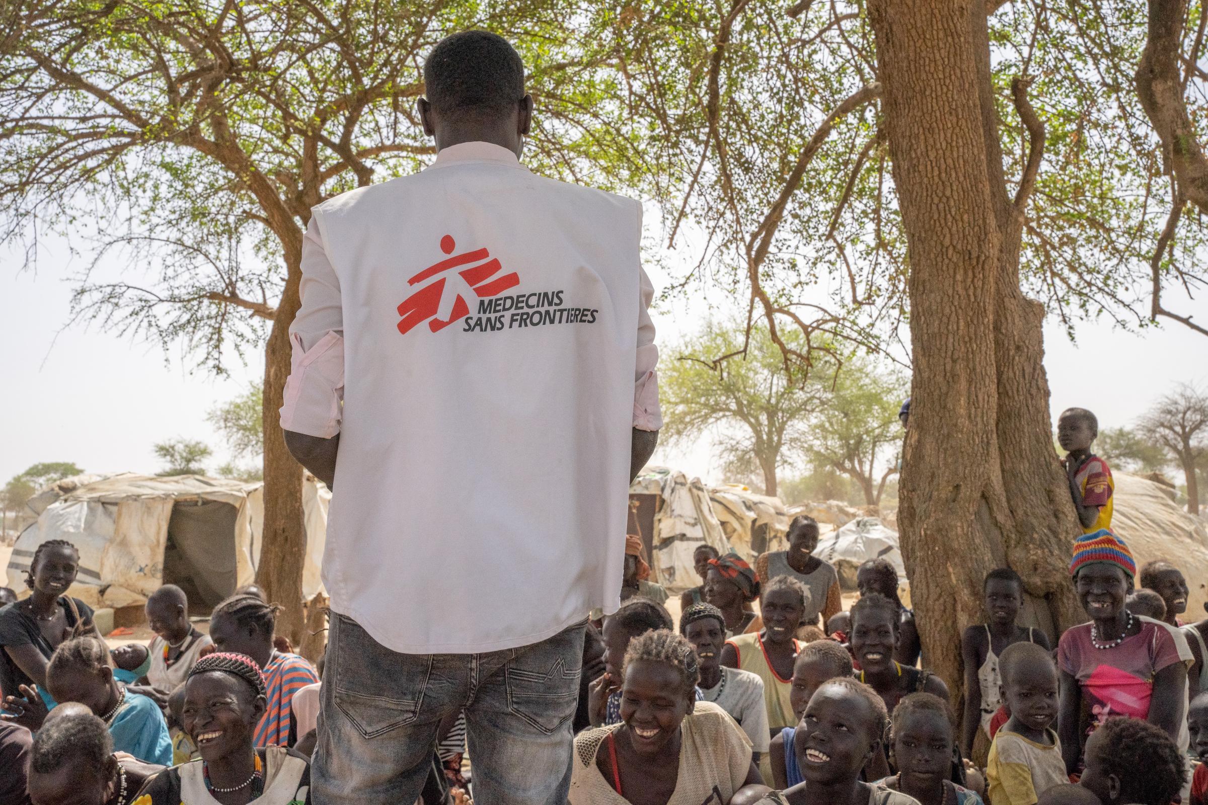 À Gomgoi, le camp de déplacés le plus peuplé du comté de Twic, MSF organise des séances de promotion de la santé et de soutien psychologique pour les familles du camp, Soudan du Sud