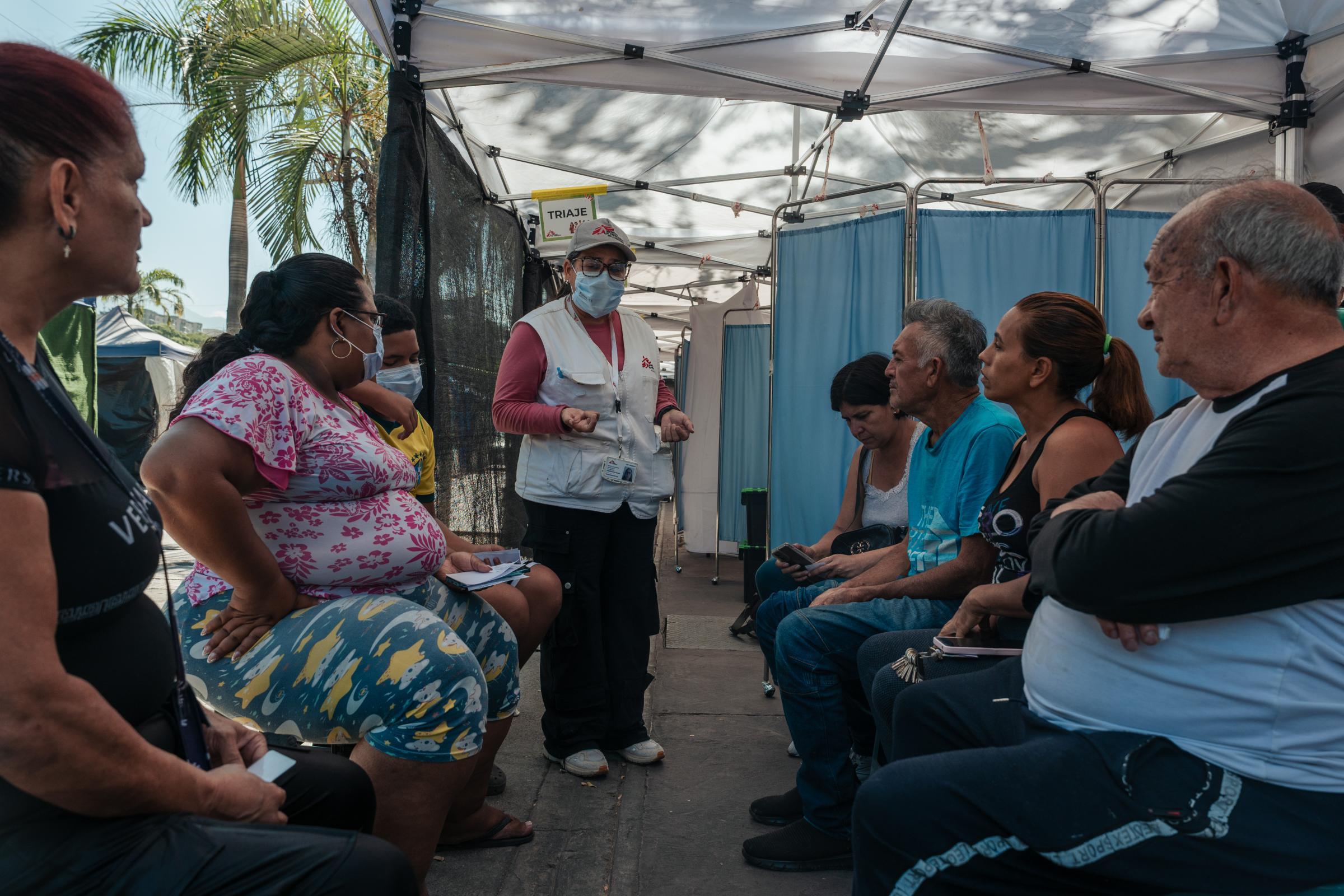 Des personnes font la queue pour recevoir des soins médicaux sous une tente de Médecins Sans Frontières (MSF) installée sur l'avenue Bolívar, à proximité d'un complexe résidentiel évacué après le double séisme, Venezuela