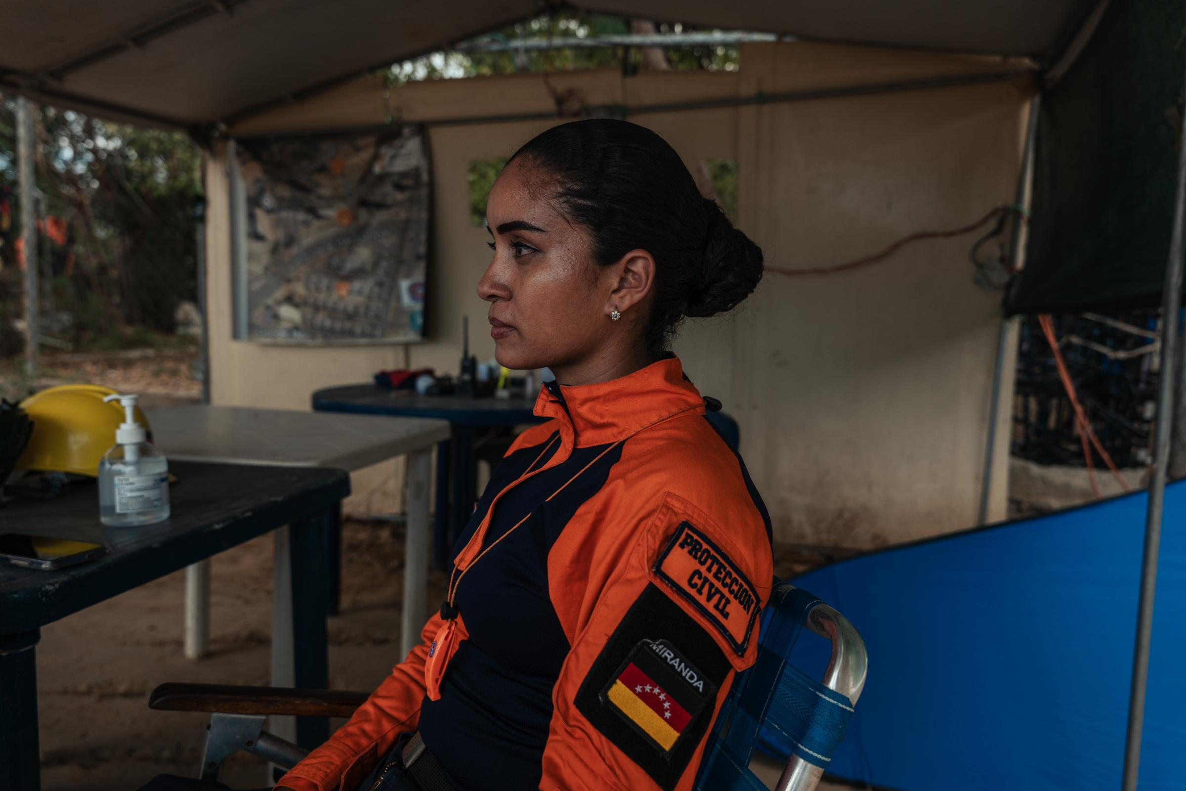 Keilis Maneiro, 29 ans, membre de la Protection civile vénézuélienne, est assise dans une tente à côté d'un complexe résidentiel qui s'est effondré lors des deux séismes, Venezuela